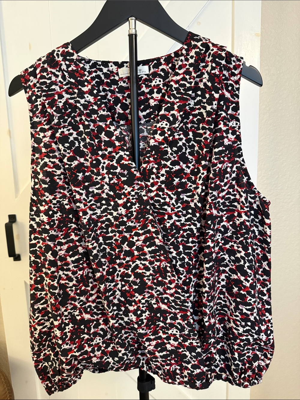 Sleeveless Printed V-Neck Blouse - Black, White & Red